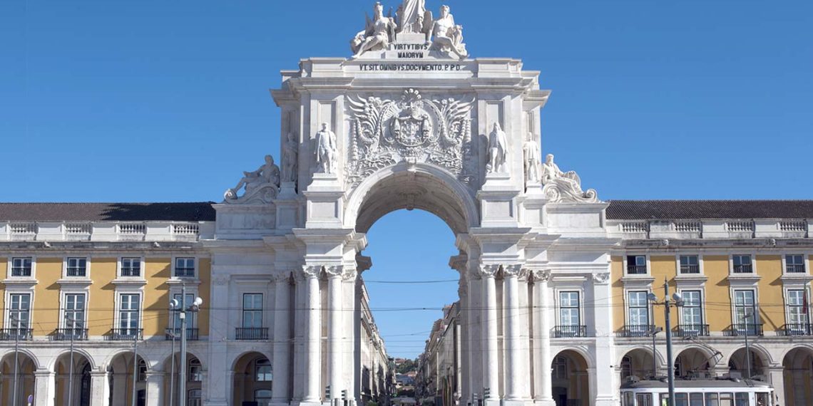 Capital portuguesa é eleita como o "Melhor Destino de Cidade Patrimonial" e "City Breaks". Na Foto, o arco da Rua Augusta, em Lisboa - Foto: Divulgação