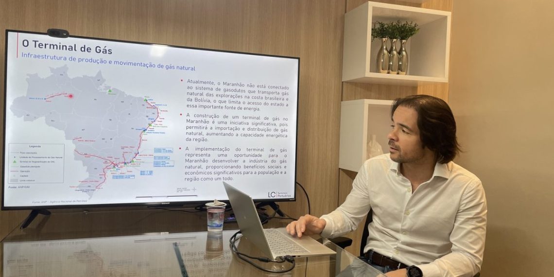 O Diretor da LC Terminais Helder Dantas ressalta a importância do Terminal Privado de Regaseificação de Gás Natural Liquefeito (GNL) em São Luís, com esse mapa que demonstra o quanto outros Estados já avançaram na transição energética do Gás Natural, deixando de fora apenas o MA e o PI – Foto: Danielle Vieira