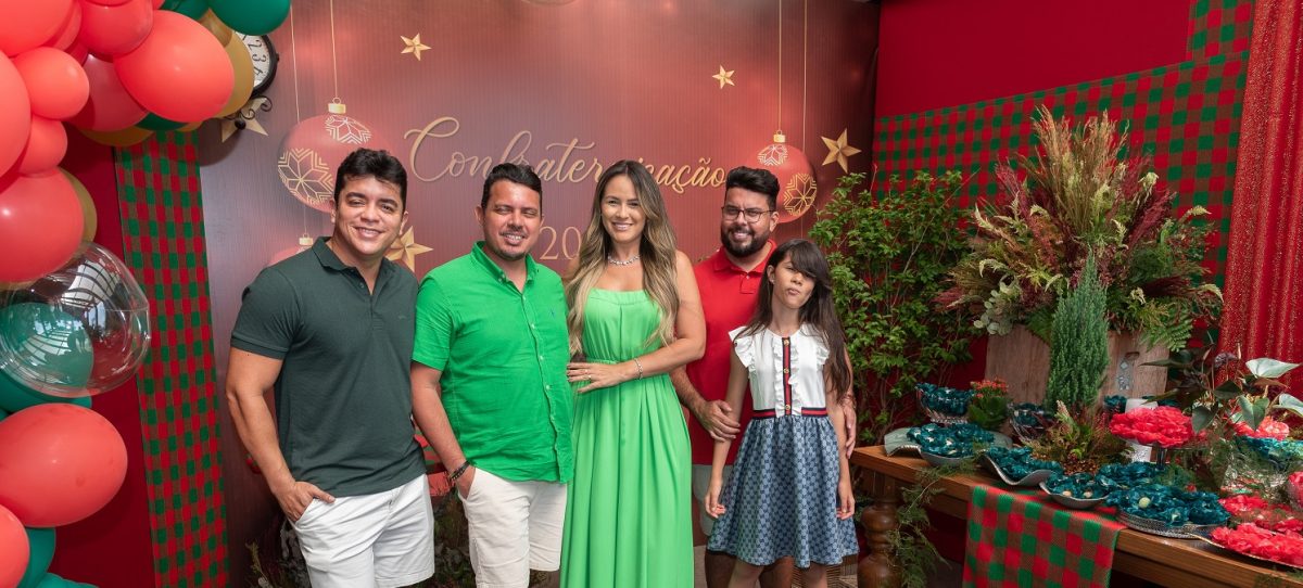 Os anfitriões da Villa do Vinho Herbeth Soares e Werter Bandêira entre o casal Hudson e Loreana Bandeira com a filha, no belo cenário natalino do Bistrô – Foto: Clayton Farias