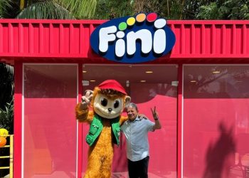 O empresário Carlos Madeira com o mascote do parque na nova atração do Valparaíso Adventure Park - Foto: Divulgação
