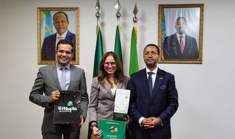 Gustavo Lopes, Ana Carolina Medeiros e o embaixador da Etiópia, Leulseged Tadese Abebe – Foto: Divulgação