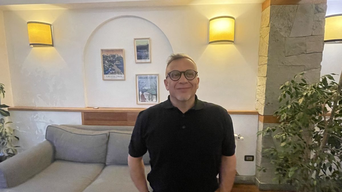 O super atencioso e antenado Mauricio Haro, gerente do Hotel Ayres Del Nahuel, que orienta o turista com dicas de passeios, restaurantes e como adquirir city tours – Foto: Divulgação