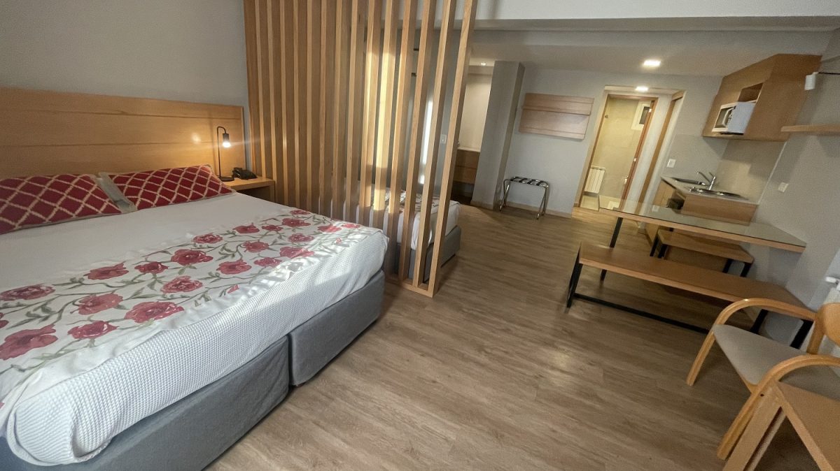 Quarto superior do Hotel Ayres Del Nahuel opção moderna e que reúne bom preço e excelente localização – Foto: Divulgação
