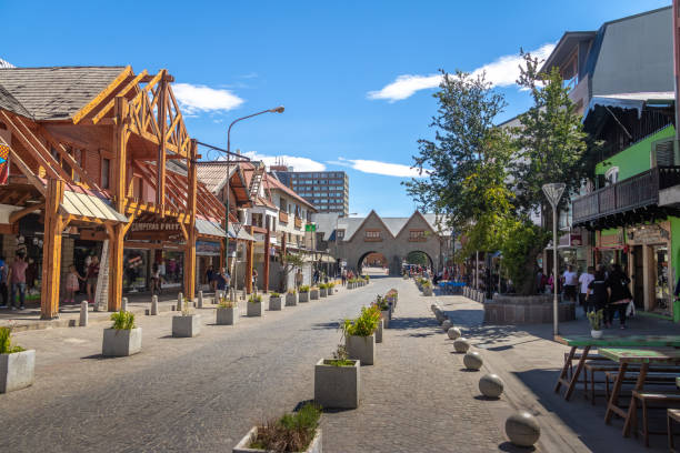 A charmosa Calle Mitre, que concentra as lojas e chocolaterias no Centro Cívico de San Carlos de Bariloche – Foto: Divulgação