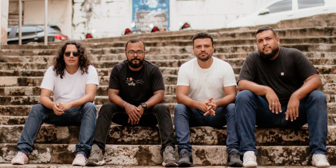 O grupo é composto por Laércio no contrabaixo, Elias na bateria, Pedro Gabriel e Vitor Azevedo nos violões, e Wanderley Junior como vocalista - Foto: Divulgação