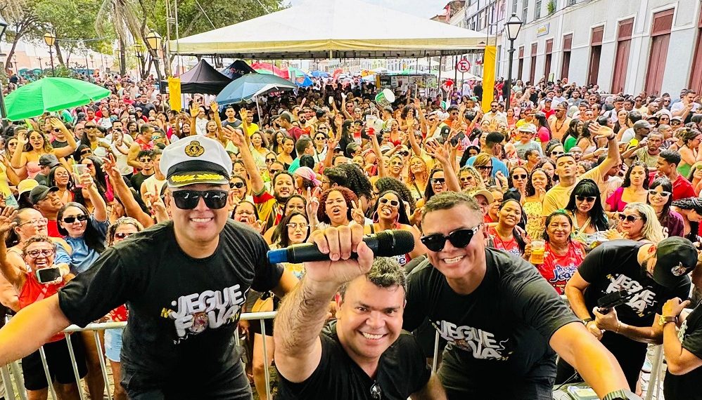 Jegue Folia na sua irreverência levando os foliões ao êxtase na praça João Lisboa lotada – Foto: Divulgação
