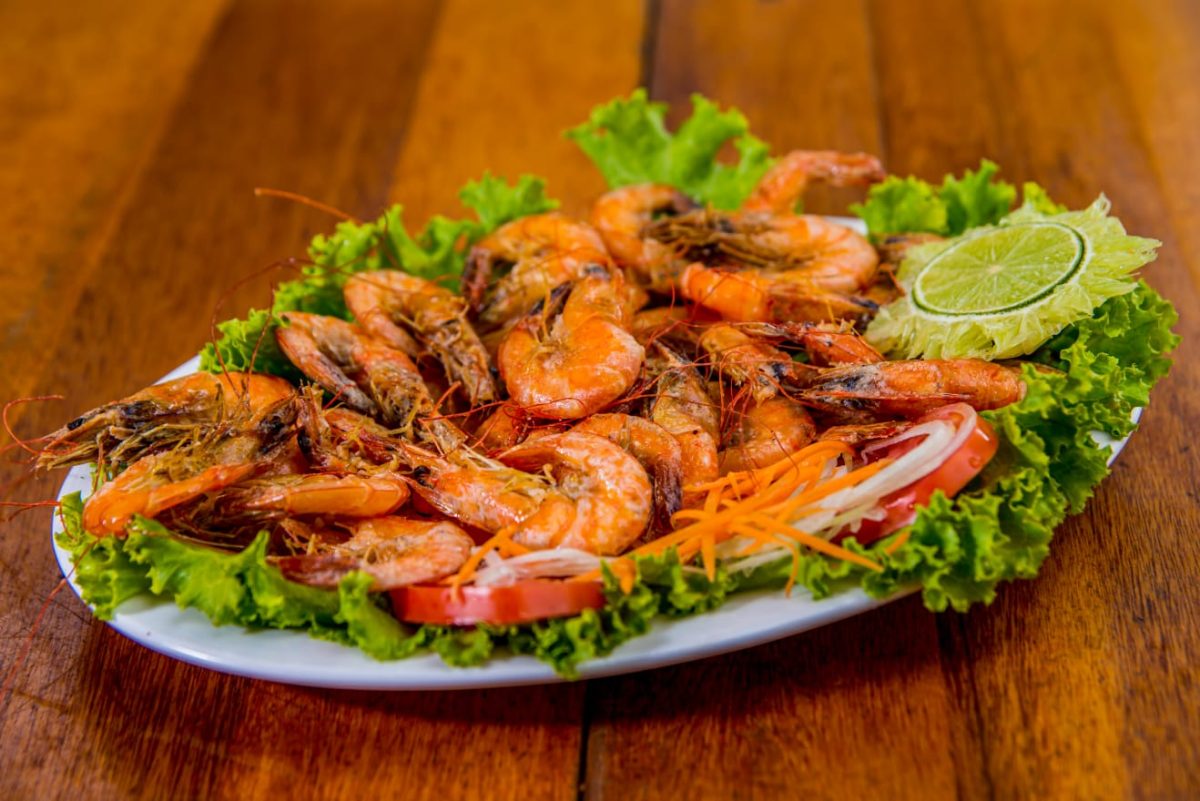 No Gosto da Terra, na beira da Lagoa de Arituba, um saboroso camarão frito - Foto: Divulgação