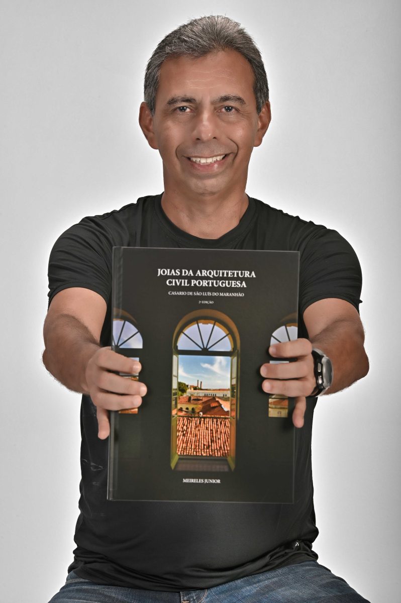 O fotógrafo e autor Meireles Jr. que está lançando a segunda edição – versão luxo ampliada – da obra “Joias da Arquitetura Civil Portuguesa – Casario de São Luís do Maranhão” – Foto: Divulgação