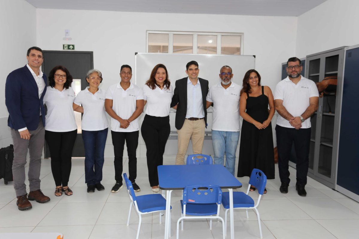 - O CEO do TUP Porto São Luís Guilherme Penin e os Diretores Giovanni Detomini e Juliana Orru com o time local, na entrega da nova sede da UEB Manuela Varela no Cajueiro – Foto: Divulgação