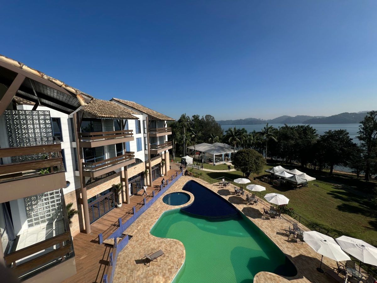 Para maior diversão e comodidade, uma piscina para adultos e crianças com vista para o lago e um pôr do sol inesquecível - Foto: Divulgação