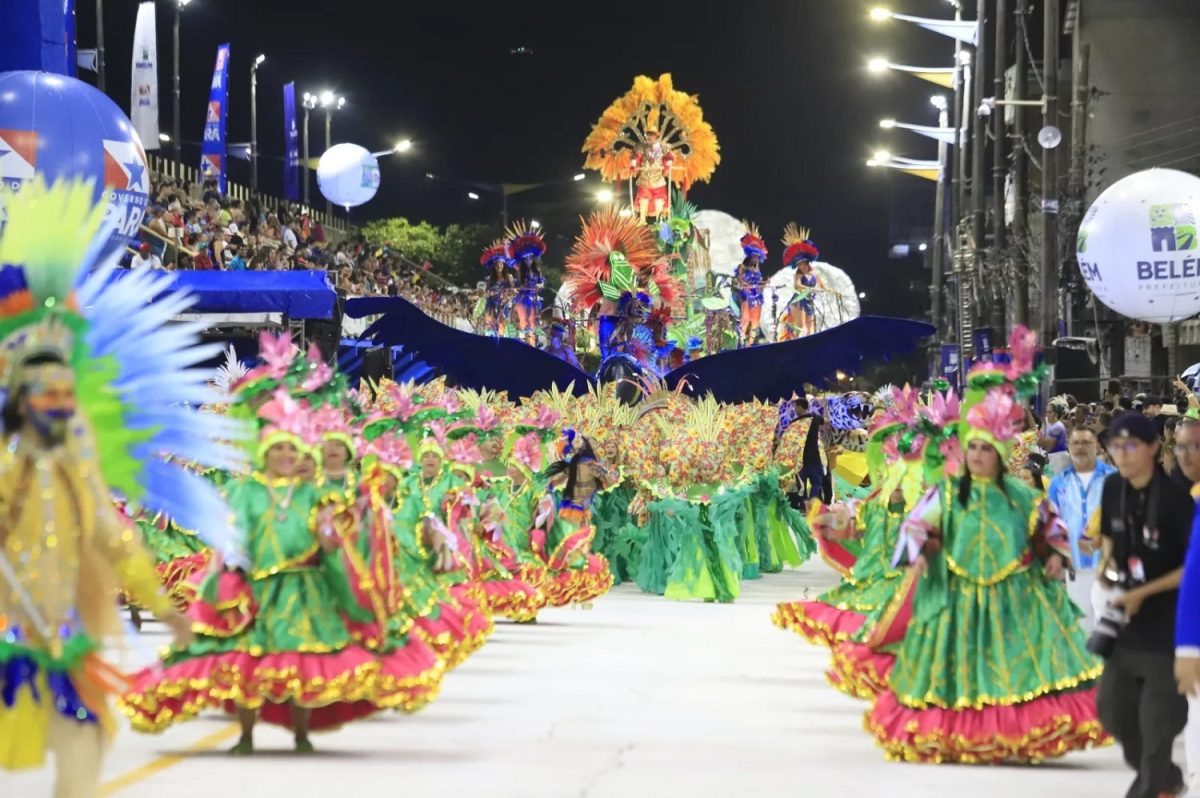Aldeia Cabana brilhou com os destaques, carros alegóricos, alas e público presente na avenida do samba - Foto: Mauro Ângelo