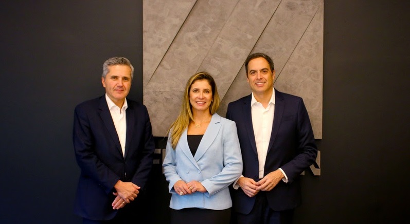 O diretor-executivo de Relações Institucionais, Trabalhistas e Sindicais da Febraban, Adauto Duarte , a diretora de Administração do BNB, Ana Teresa Carvalho, e o presidente do BNB, Paulo Câmara.- Foto: Divulgação