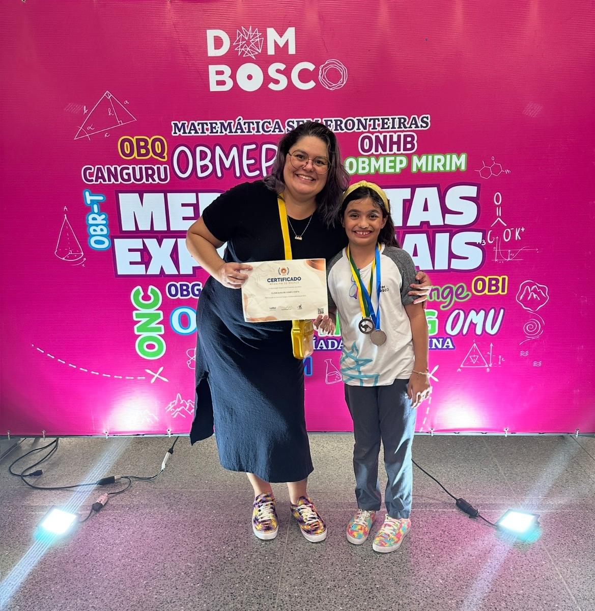  A jornalista Roberta Gomes com a filha Elena Duailibe, aluna de destaque do Colégio Dom Bosco Exponencial - Foto: Divulgação
