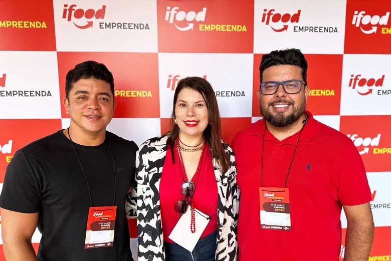 Ynnis Lins Cabral de Carvalho, executiva comercial de pós-venda do IFood no Maranhão, entre Beto Soares e Werter Bandêira, da Villa do Vinho Bistrô no evento “IFood Empreenda” em São Luís - Foto: Divulgação