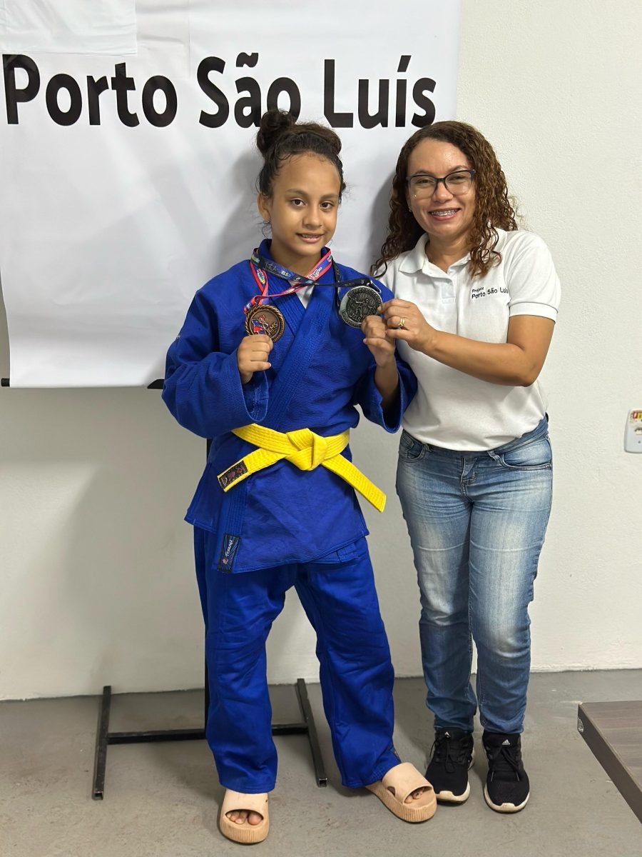 A judoca RKayara Rocha Ferreira, revelada no projeto social do Porto São Luís com a representante da área social da empresa, Débora Rodrigues – Foto: Divulgação