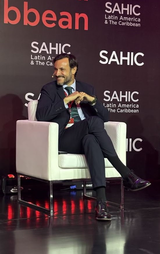 Emilio Izquierdo, CEO do empreendimento MARAEY, durante painel no SAHIC 2025 - Foto: Divulgação 