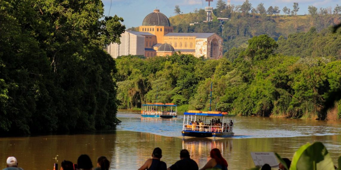 Embarcações descem o Rio Paraíba do Sul, partindo do Porto Itaguaçu em direção ao local exato onde encontraram a imagem de Nossa Senhora Aparecida há mais de 300 anos – Foto: Divulgação