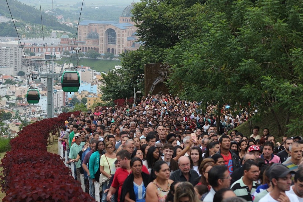 Fiéis seguem em procissão a subida do Santuário de Nossa Senhora da Conceição Aparecida. No Detalhe, o Teleférico do Complexo – Foto: Divulgação