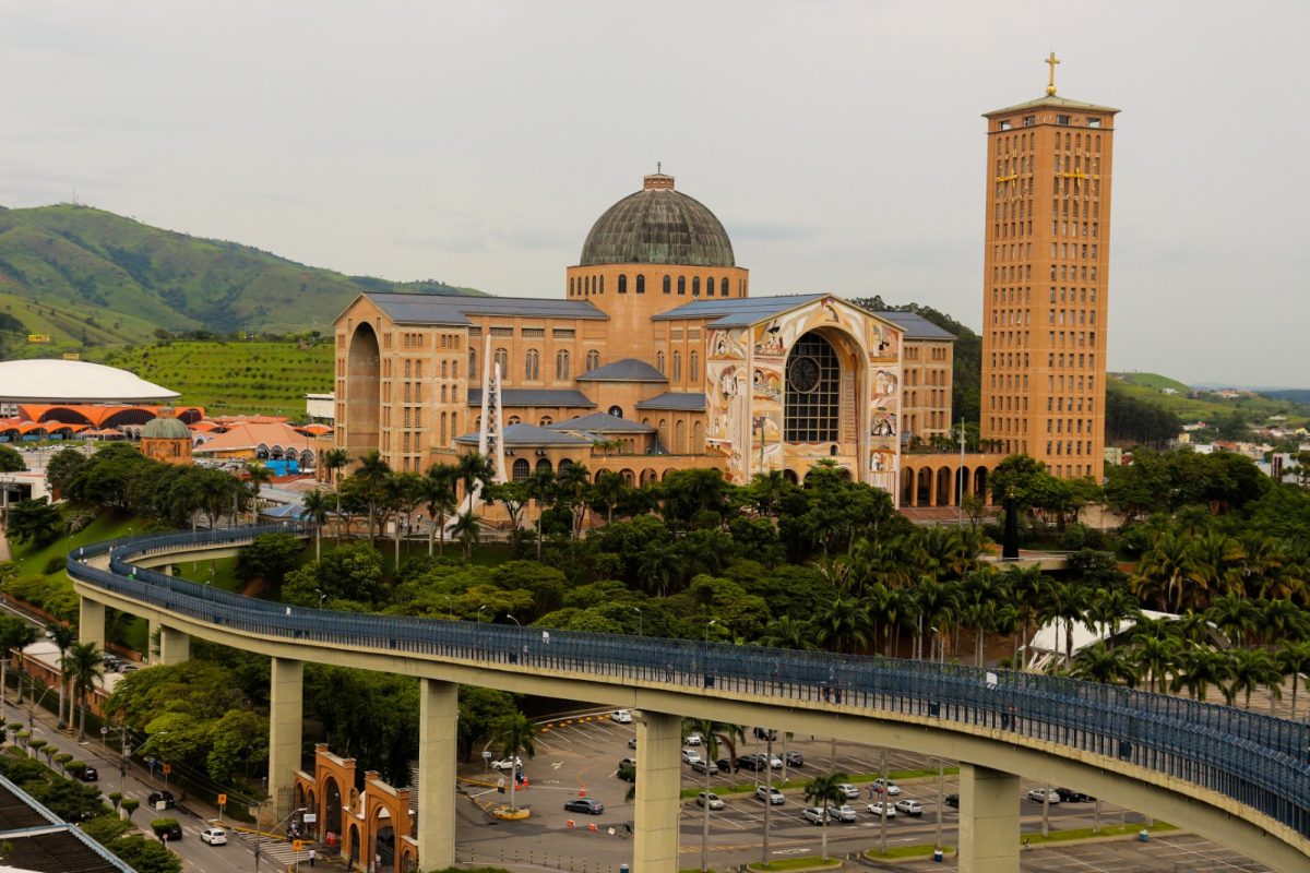 Santuário de Nossa Senhora da Conceição Aparecida, o maior Santuário no mundo dedicado a Maria, localiza-se no Vale do Paraíba, entre as duas cidades mais importantes do País, São Paulo e Rio de Janeiro – Foto: Divulgação