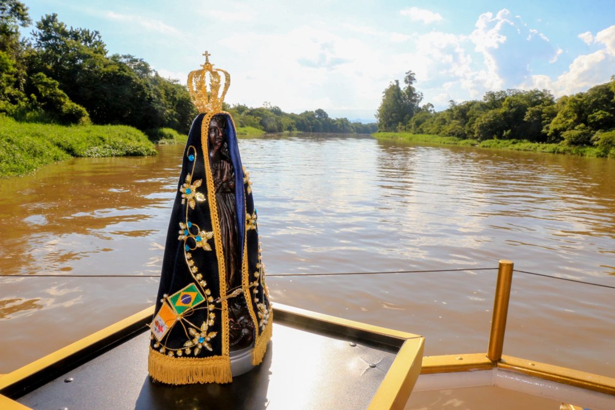 Embarcações percorrem o leito do rio para uma visita ao local onde a imagem foi encontrada - Foto: Divulgação