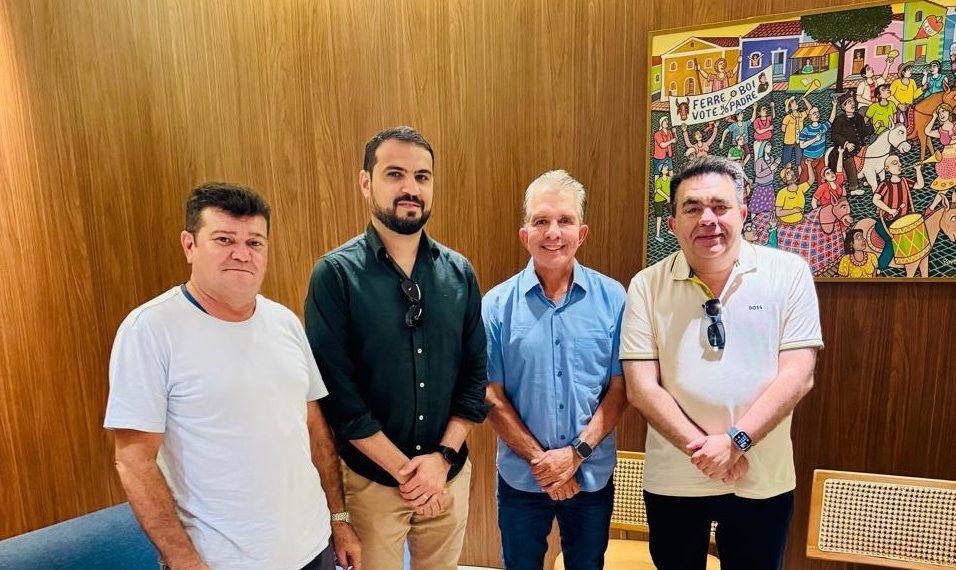 Organizadores do evento (a esquerda) durante encontro como o prefeito de Patos, Nabor Wanderley e o gerente de marketing da Guanabara, Rodrigo Mont'Alverne – Foto: Divulgação
