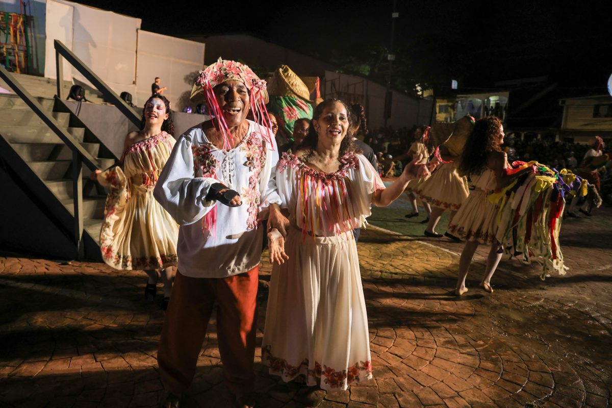 Os atores Cláudio Silva e Zezé Lisboa, criadores do Grita, reapresentando Folia dos 3 Bois do Grita, antes da Via-Sacra 2025, no Recanto da Paixão – Foto: Gilson Ferreira