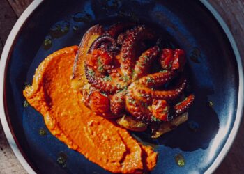 Um dos pratos mais queridos pelos clientes, o polvo grelhado com molho romesco continua integrando o menu do restaurante - Foto: Divulgação