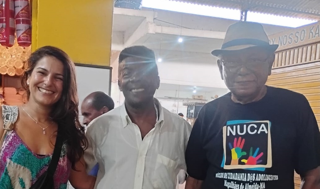Ladeado por Marcela Fernandes e Herbert de Jesus Santos, o artista maranhense destacou durante entrevista no Mercado Central de São Luís, a importância do drama vivido – Foto: Divulgação