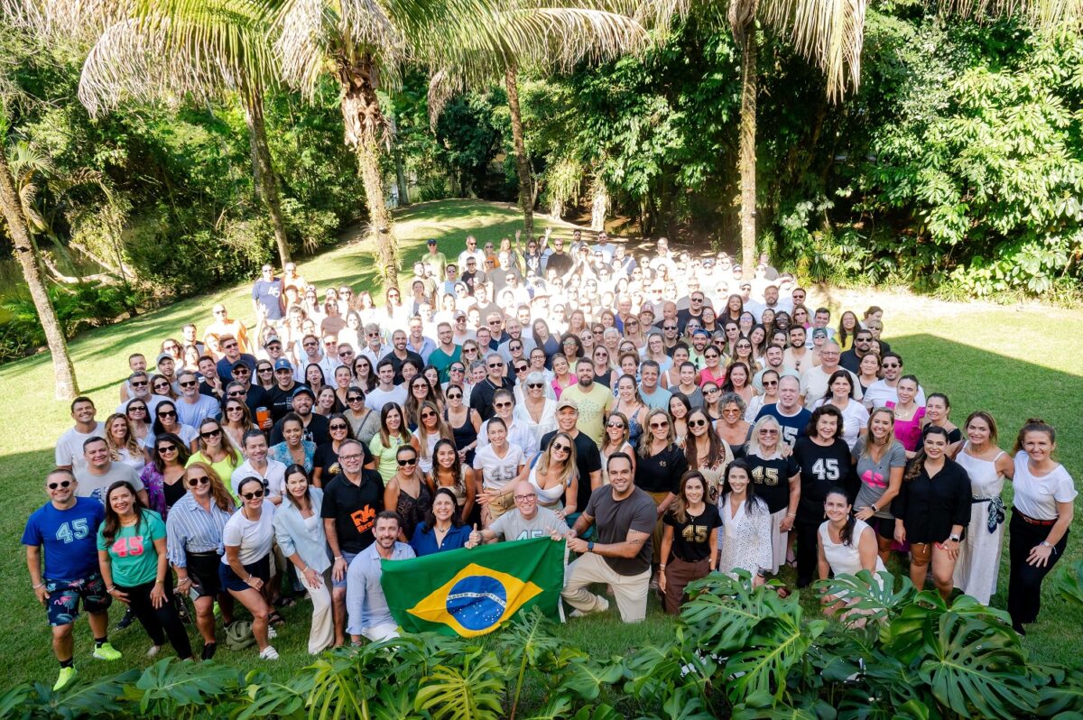 Evento da rede hoteleira que confirma e premia os principais parceiros do programa de vendas da marca. No detalhe, os participantes do Expert 2025 - Foto: Divulgação