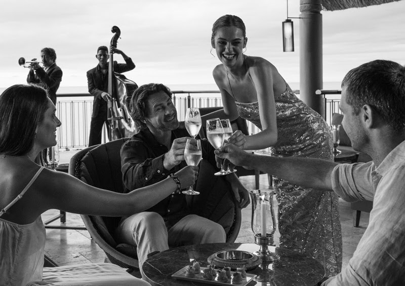 Um brinde para celebrar a história da hotelaria do Royal Palm Beachcomber Luxo - Foto: Divulgação