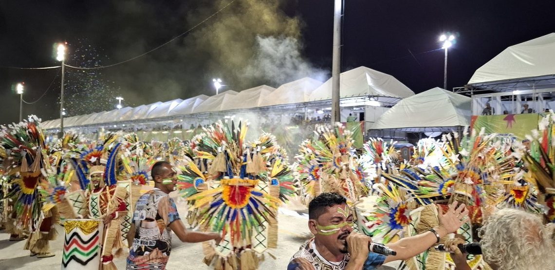 Uma tradição que ganhou as ruas e passarelas da cidade de São Luís. No detalhe, a força e gana dos componentes nos desfiles dos blocos tradicionais – Foto: Gutemberg Bogéa