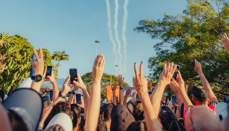 Em ativação com a Esquadrilha Céu, marca surpreendente o público ao formar as icônicas três listras com os aviões sobrevoando a largada dos 5K e comemora o início dos dias de prova - Foto: Divulgação