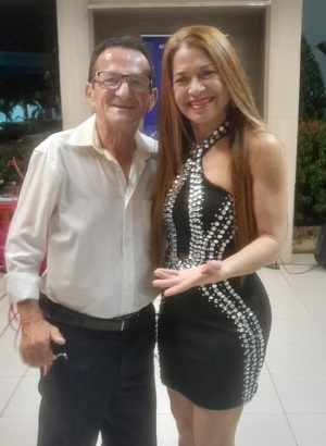 Em um momento especial da música maranhense, o empresário Edmundo Rocha registra em imagem a sua satisfação de estar ao lado da cantora Tereza Canto, durante evento na Associação do Ministério Público – AMPEM - Foto: Divulgação