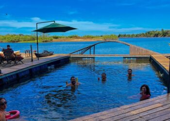 Piscina natural junto ao deck permite aos hóspedes relaxar e se refrescar em meio à paisagem do Rio do Coco – Foto: Penaforte Dias