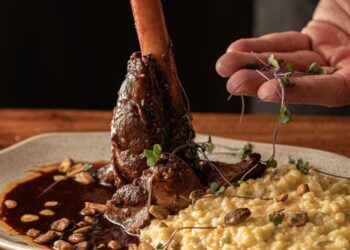 Stingo Di Cordeiro - Polenta rústica cremosa, gorgonzola dolce serra das antas, farofa de amêndoas - Foto: Divulgação