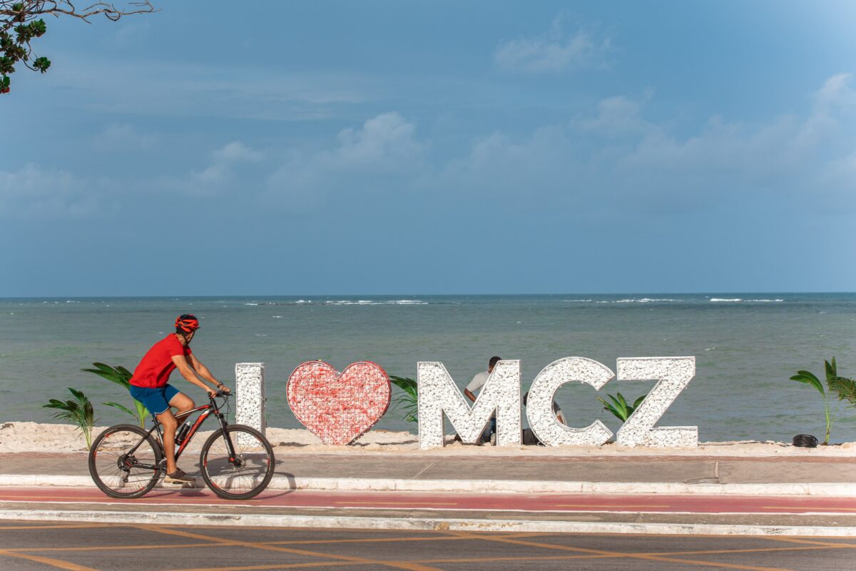 Eu Amo Maceió, na praia de Jatiúca é um convite a desfrutar do litoral da capital alagoana - Foto: Divulgação