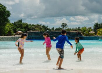 Aproveitando as férias escolares, visitantes e nativos espantam o calor com um bom banho e muitas atividades – Foto: Divulgação