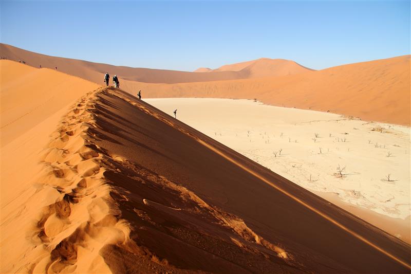 Um deserto de dunas laranjas. Formações de areias, criadas pelos fortes ventos terrestres consideradas as mais altas do planeta - Foto: Divulgação