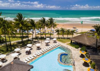 De frente para praia, o hotel oferece piscinas, descanso, alta gastronomia e uma série de atividades recreativas que tornam sua estadia repleta de diversão - Foto: Divulgação