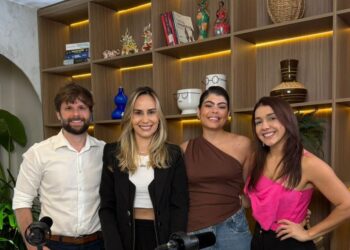 Reunidos na gravação do novo episódio do podcast Felipe Albuquerque, MSc/PhD em Genética Molecular e Diretor Científico do Lacmar Genômica; a médica nutróloga Dra. Marina Reis, a jornalista Giovana Braga e a nutricionista Mayra Tirza - Foto: Divulgação