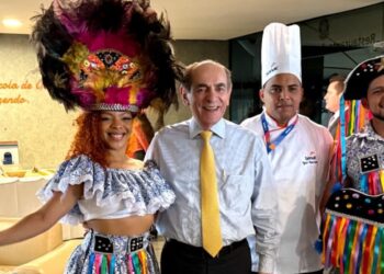 O Senador Marcelo Castro (PI) com o Chef Igor Barros, do Restaurante Escola do Senac Maranhão e os dançarinos Isa Sousa e Cristiano Abreu - Foto: Divulgação
