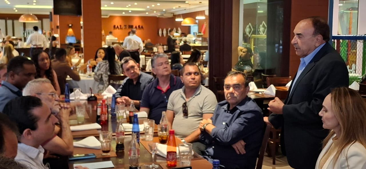Sebastião Madeira expõe ideias e realizações de sua trajetória política aos convidados - Foto: Gutemberg Bogéa