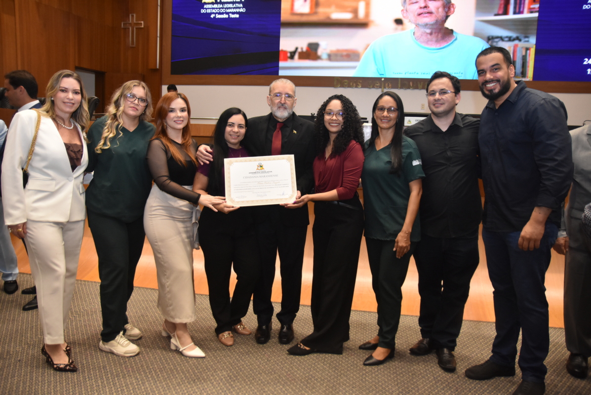 O homenageado entre Patrícia Vasconcelos, Conselheira do Grupo Mercúrio e colaboradores do Hospital do Servidor Estadual (HSE) - Foto: Intermídia / Montelles