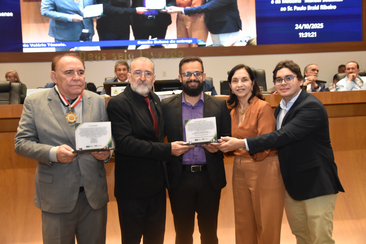 Homenagem extra do HSE ao Pres. do Grupo Mercúrio Paulo Braid e ao Dir. Geral do HSE Plínio Túzzolo, entregue pelo enfermeiro Rafael Alves e pelos médicos Sílvia Mochel e Aminadabe Sousa - Foto: Intermídia / Montelles