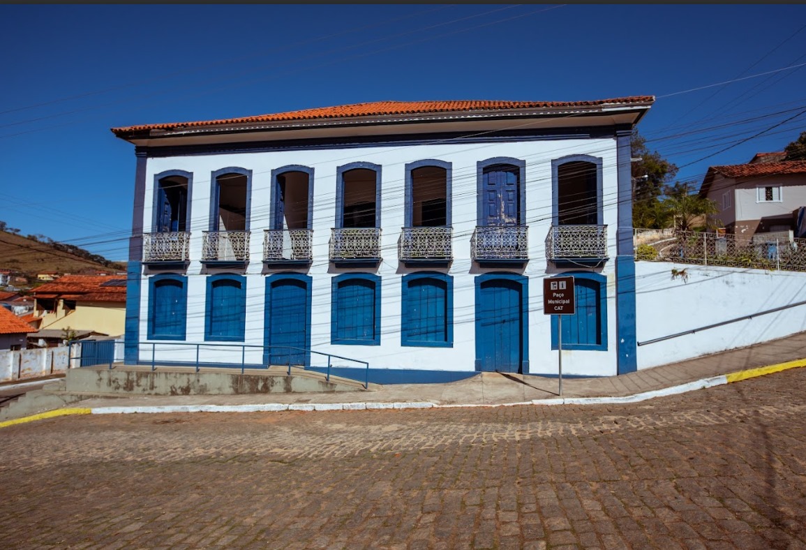 A montanhosa Pouso Alto do século XVI. Um destino com trilhas, cachoeiras e uma rica história. No detalhe, o Solar dos Barões - Foto: Reprodução