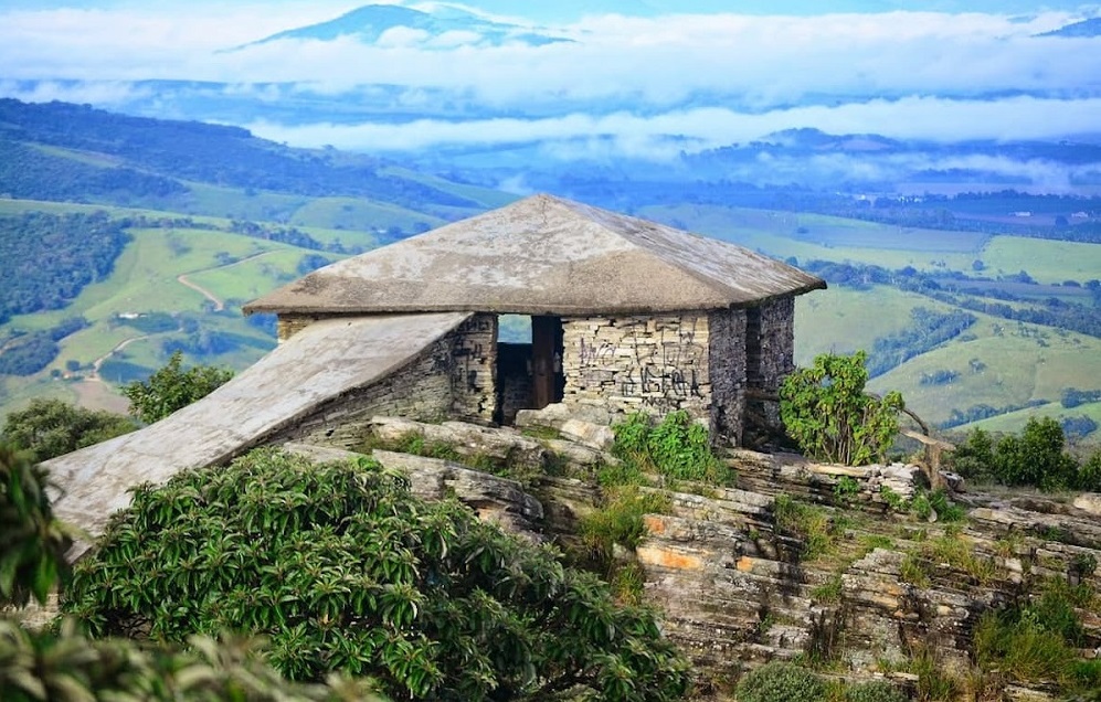 Paisagens em meio as montanhas no município de São Thomé das Letras, um destino para quem busca uma maior proximidade da natureza - Foto: Reprodução