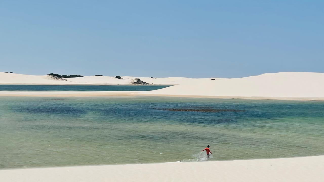 As lagoas de Atins são quase exclusivas, onde se pode relaxar e apreciar a beleza única dos Lençóis Maranhenses – Foto: Danielle Vieira