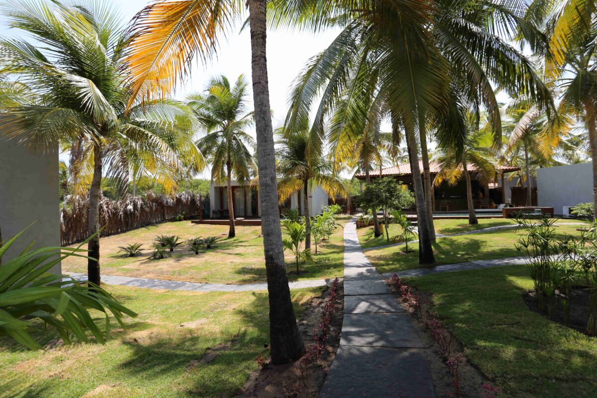 Complexo com seis bangalôs luxuosos e rústicos, espalhados pelo jardim da propriedade – Foto: Danielle Vieira