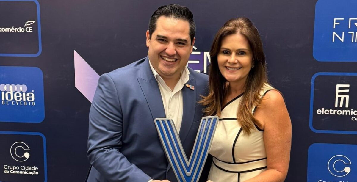 Ivana Bezerra, diretora do Hotel Sonata e presidente da ABIH/CE, ao lado do premiado Wesley Assis - Foto: Divulgação