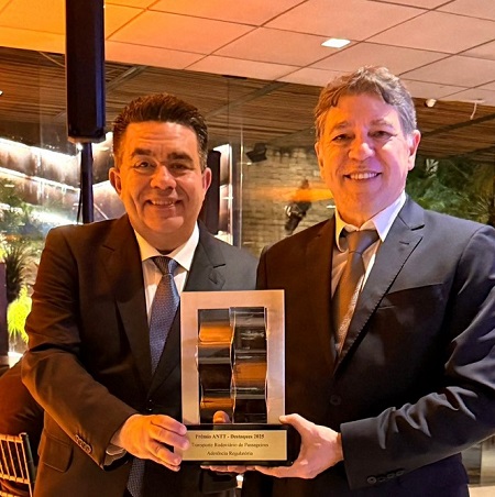 No recebimento da honraria, o gerente de Marketing, Rodrigo Mont’Alverne e o diretor-executivo, Carlos Magalhães - Foto: Divulgação
